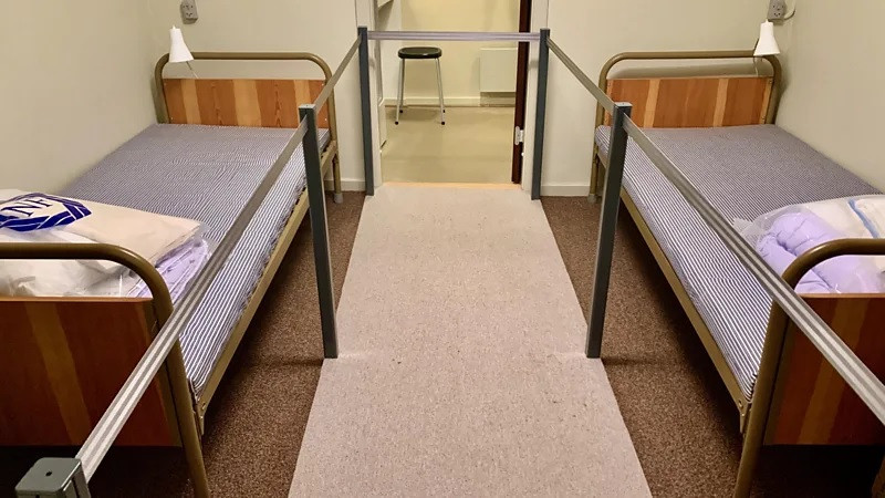 Sau khi cánh cửa của hầm trú ẩn hạt nhân đóng kín, tách biệt hoàn toàn với thế giới bên ngoài, những nguồn cung cấp dự trữ đủ dùng trong 10 ngày.