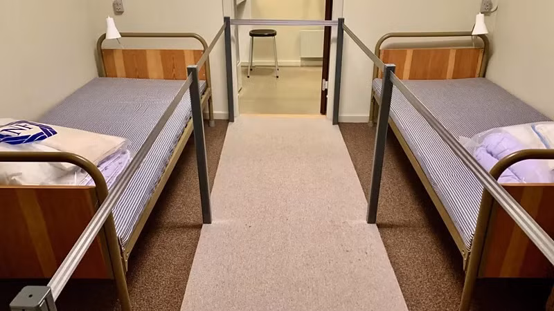 Sau khi cánh cửa của hầm trú ẩn hạt nhân đóng kín, tách biệt hoàn toàn với thế giới bên ngoài, những nguồn cung cấp dự trữ đủ dùng trong 10 ngày.