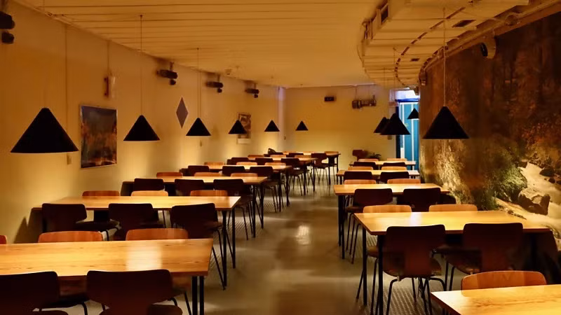 Những người sẽ đến hầm trú ẩn hạt nhân này trong trường hợp xảy ra chiến tranh hạt nhân là các quan chức cấp cao trong chính quyền Đan Mạch, thậm chí là Nữ hoàng. Họ sẽ điều hành đất nước từ bên trong công trình tuyệt mật này.