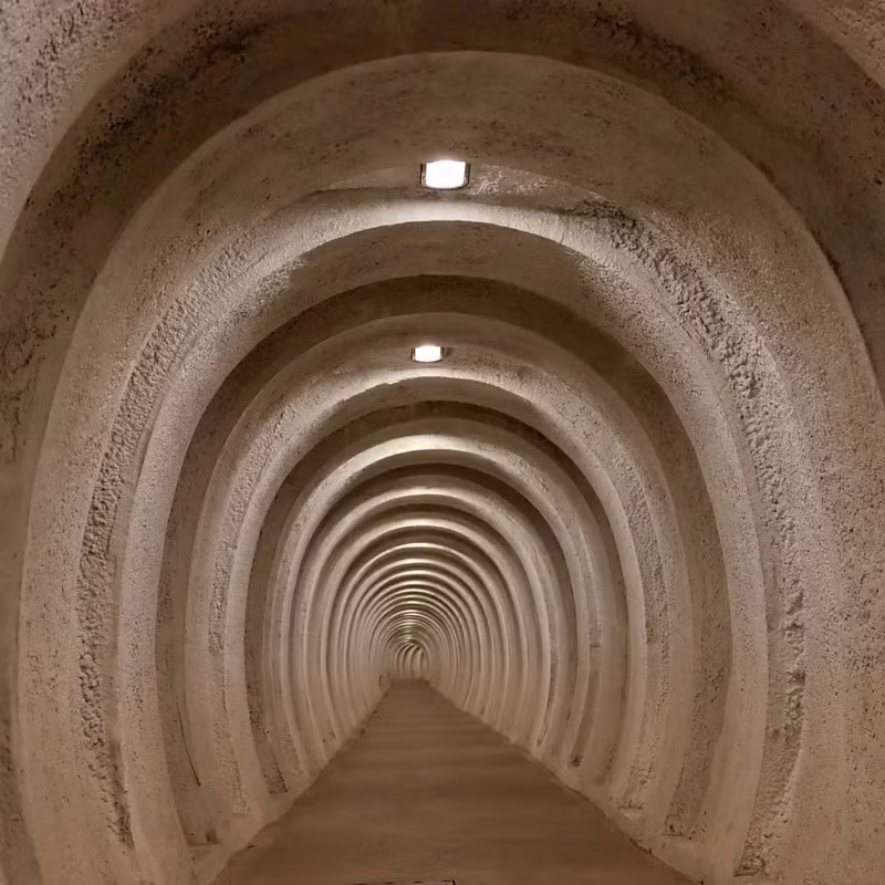 Việc xây dựng hầm trú ẩn hạt nhân bắt đầu vào năm 1963 và hoàn thành sau 5 năm. Công trình nằm sâu 60m dưới mặt đất, có diện tích rộng 5.500 m2, có hình dạng giống như hai vòng lớn, được kết nối với nhau. Mỗi vòng được chia làm tầng trên và tầng dưới.