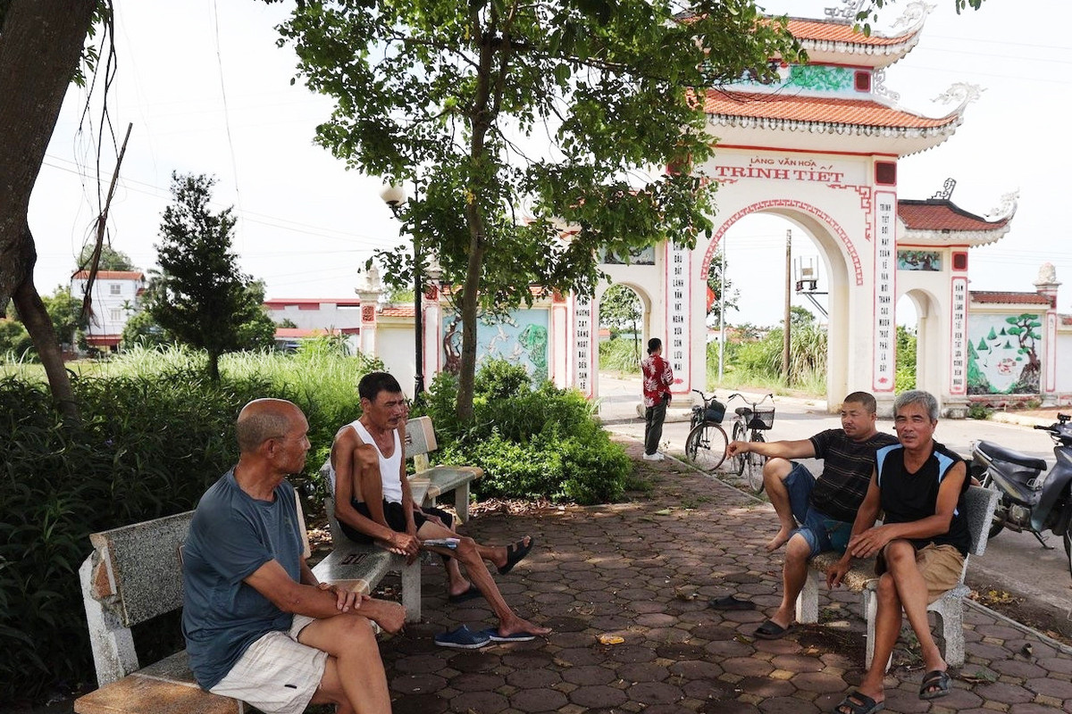 Cổng làng Trinh Tiết cũng là điểm đầu con đường, nơi người dân thường nghỉ ngơi mỗi chiều.