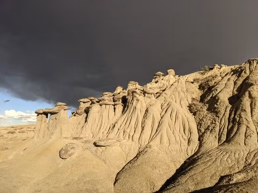 Khi nhìn từ xa, vùng đất này trông giống như một khu rừng có vô số "cây nấm" khổng lồ.