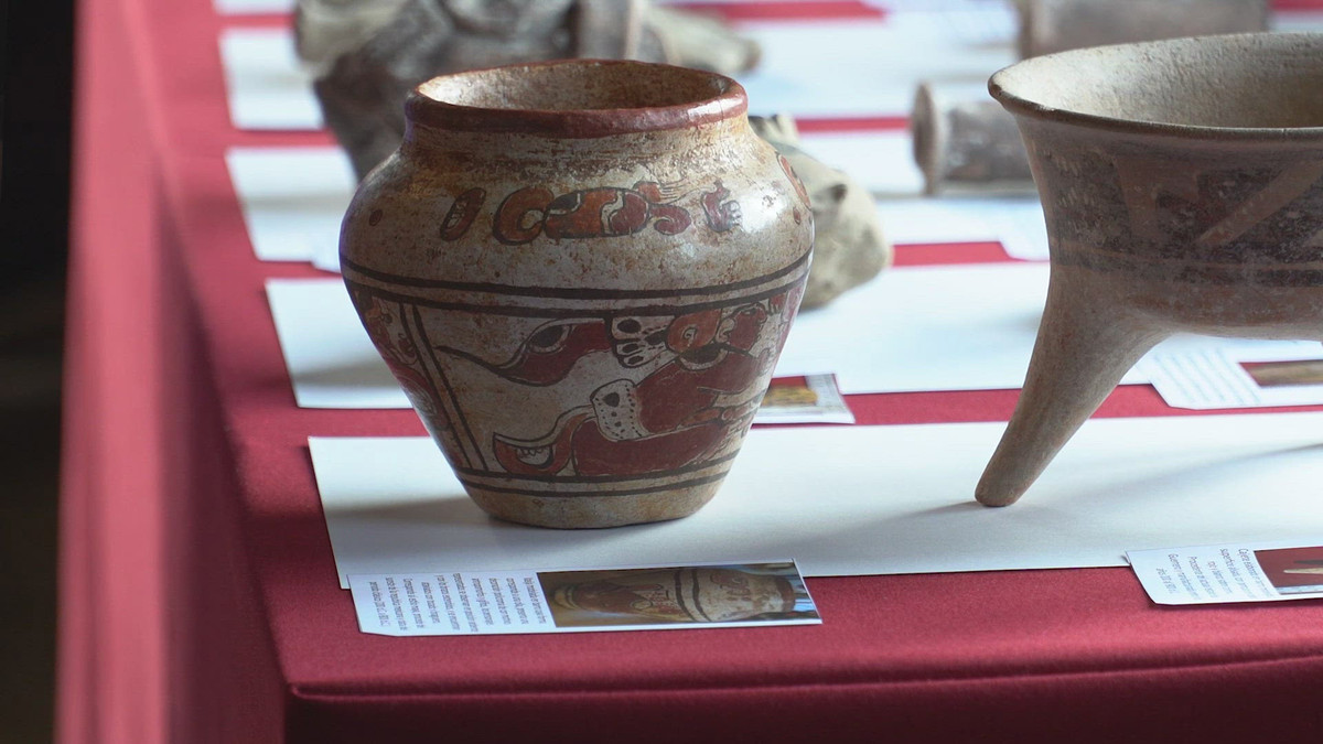 Vào tháng 1/2023, cô Anna ghé thăm Bảo tàng Nhân chủng học Quốc gia ở Mexico City. Tại đây, cô nhìn thấy một số chiếc bình của người Maya được trưng bày trong tủ kính trông khá giống chiếc bình mà cô đã mua 5 năm trước.