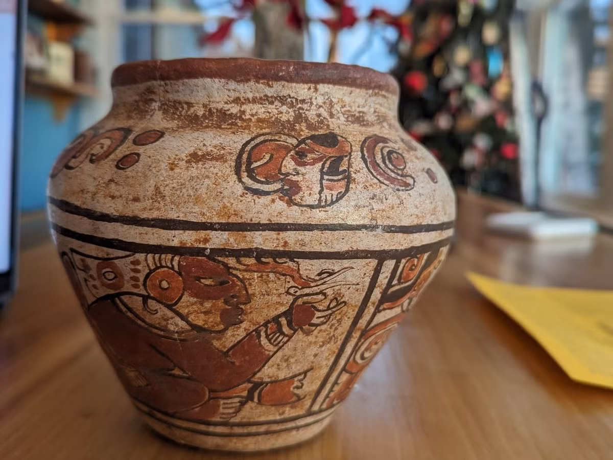 Cho rằng chiếc bình đã mua có thể là cổ vật, cô Anna đã trò chuyện với nhân viên bảo tàng về việc làm sao có thể xác thực món đồ mà cô sở hữu có phải cổ vật hay không.