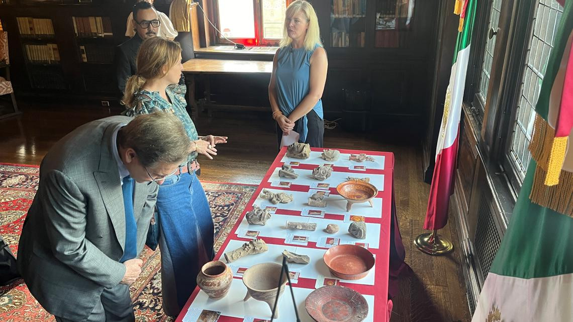 Vào ngày 17/6 vừa qua, cô Anna đã trao trả chiếc bình cổ 2.000 tuổi cho chính phủ Mexico. Sau đó, cổ vật quý giá này được hồi hương.