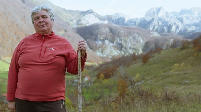 Trong bối cảnh đó, một số phụ nữ thề làm trinh nữ cả đời để có được một số đặc quyền. Nếu tộc trưởng của gia đình qua đời mà không có nam giới, một phụ nữ không kết hôn trong gia đình có thể nắm quyền như đàn ông và lãnh đạo gia đình đó.