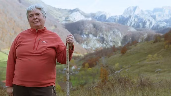 Trong bối cảnh đó, một số phụ nữ thề làm trinh nữ cả đời để có được một số đặc quyền. Nếu tộc trưởng của gia đình qua đời mà không có nam giới, một phụ nữ không kết hôn trong gia đình có thể nắm quyền như đàn ông và lãnh đạo gia đình đó.