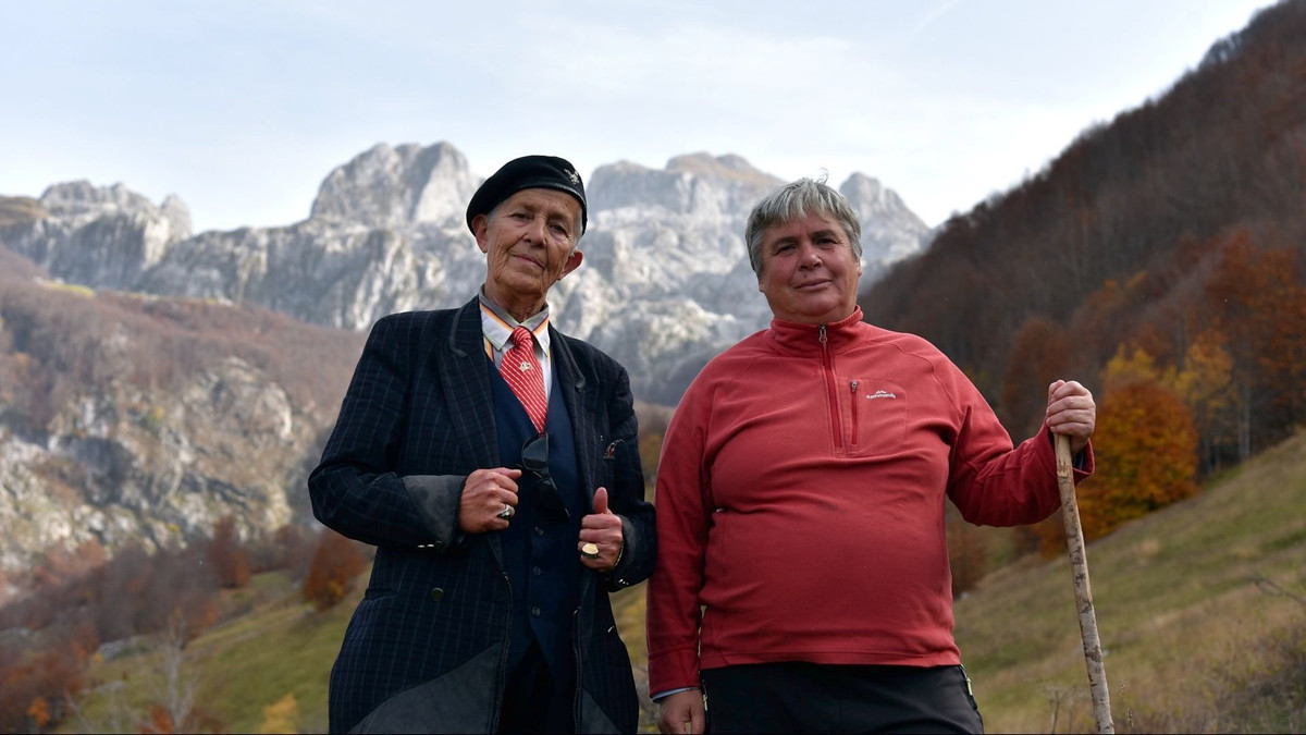 Hôn nhân của phụ nữ đều được gia đình sắp xếp. Sau khi cưới, người phụ nữ rời khỏi nhà bố mẹ đẻ và chuyển tới sống ở nhà chồng. Nghĩa vụ của họ là chăm sóc chồng con, chăm lo cho gia đình.