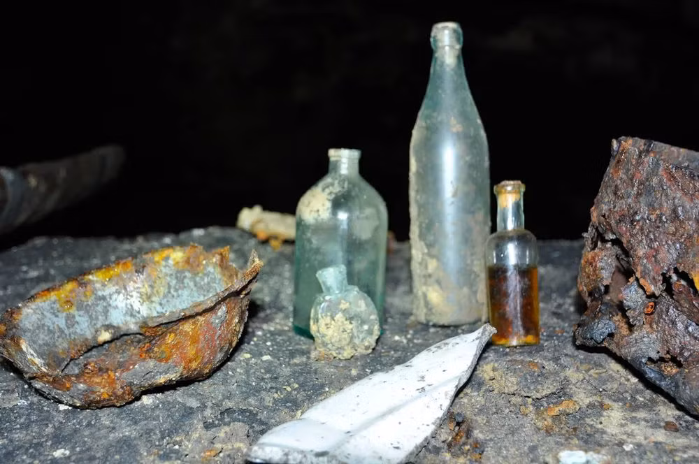 Hang động Verteba nằm gần làng Bilche-Zolote của Ukraine là một trong số đó. Nơi đây trở thành "ngôi nhà an toàn" của nhiều người Do Thái trong Chiến tranh thế giới 2. Là một phần của hệ thống hang động thạch cao rộng lớn trải dài nhiều km với các lối đi thông nhau, hang động Verteba có lịch sử lâu đời. Con người đã sống trong hang động này trong khoảng 6.000 năm.