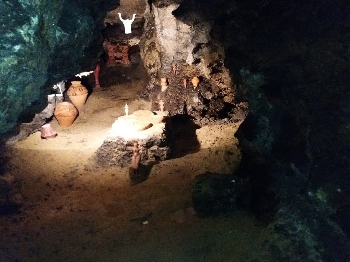 Dù vậy, lính Đức quốc xã phát hiện một số củ khoai tây gần cửa hang động vào năm 1943. Từ đó, họ phát hiện nơi ẩn náu của người Do Thái. 8 người Do Thái bị lính Đức bắt giữ trong khi nhiều người khác kịp thời trốn thoát khi di chuyển sâu hơn vào trong hang động Verteba hoặc những đường hầm bỏ hoang...