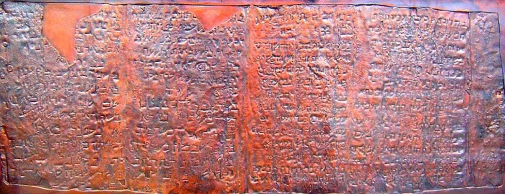 Copper Scroll (Bảng danh sách bằng đồng) được phát hiện ở Khirbet Qumran trong khoảng thời gian từ năm 1946 - 1956. Đây là khám phá khảo cổ đặc biệt vì được viết trên chất liệu đồng được cán rất mỏng thay vì viết trên giấy da hoặc hoặc giấy papyrus.
