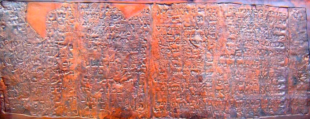 Copper Scroll (Bảng danh sách bằng đồng) được phát hiện ở Khirbet Qumran trong khoảng thời gian từ năm 1946 - 1956. Đây là khám phá khảo cổ đặc biệt vì được viết trên chất liệu đồng được cán rất mỏng thay vì viết trên giấy da hoặc hoặc giấy papyrus.