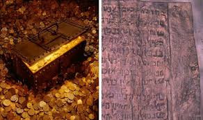 Nội dung viết trên Copper Scroll được cho là chỉ dẫn đến một bản đồ kho báu. Hơn 60 địa điểm cất giấu kho báu khác nhau được đề cập đến. Mỗi nơi có trữ lượng vàng và bạc không giống nhau. Bảng danh sách này cũng có một số hướng dẫn cụ thể để tìm được kho báu.