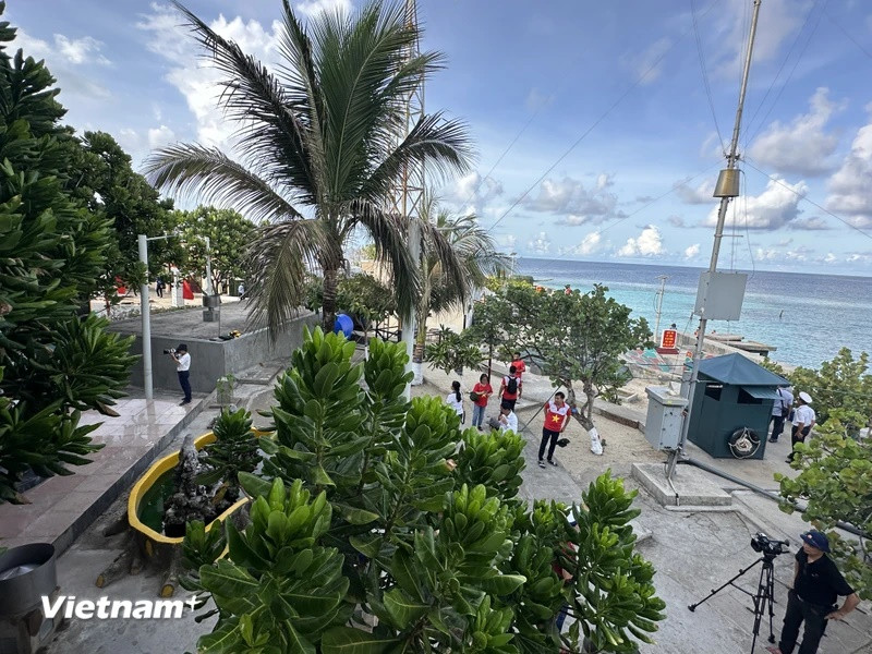 Giữa màu xanh của biển cả, của mây trời, An Bang đẹp dịu dàng với màu xanh tốt tươi của bàng vuông và nhiều loại cây trồng trên đảo. (Ảnh: Thùy Giang/Vietnam+)