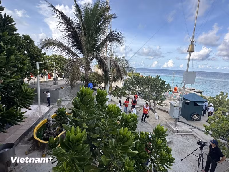 Giữa màu xanh của biển cả, của mây trời, An Bang đẹp dịu dàng với màu xanh tốt tươi của bàng vuông và nhiều loại cây trồng trên đảo. (Ảnh: Thùy Giang/Vietnam+)