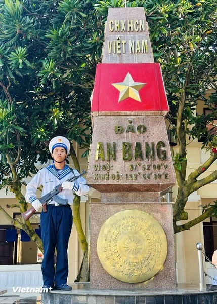 Chiến sĩ canh gác bên Cột mốc chủ quyền Đảo An Bang. (Ảnh: Thùy Giang/Vietnam+)