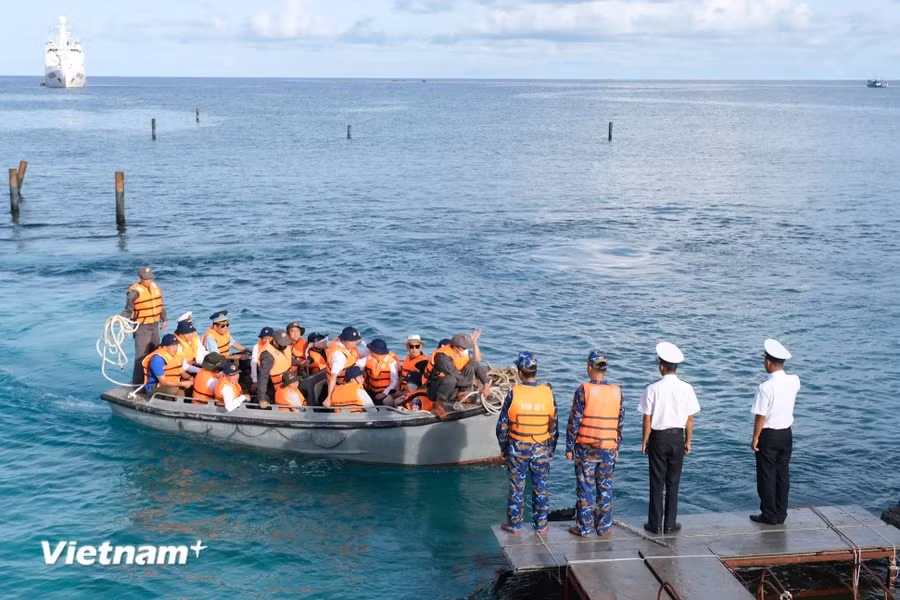 Khó khăn lớn nhất của đảo An Bang so các đảo khác là ở đây dòng chảy sâu, nước xiết gần như quanh năm, là hòn đảo khó cập bến nhất của Quần đảo Trường Sa. (Ảnh: Thu Minh/Vietnam+)