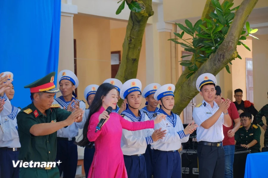Ca sĩ Minh Ngọc của Nhà hát ca múa nhạc Quân đội giao lưu và biểu diễn văn nghệ trên Đảo An Bang cùng với các chiến sĩ. (Ảnh: Thu Minh/Vietnam+)