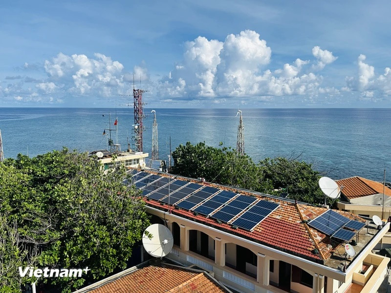 Nhiều máy phát điện gió và năng lượng mặt trời được lắp đặt trên Đảo An Bang. (Ảnh: Thùy Giang/Vietnam+)