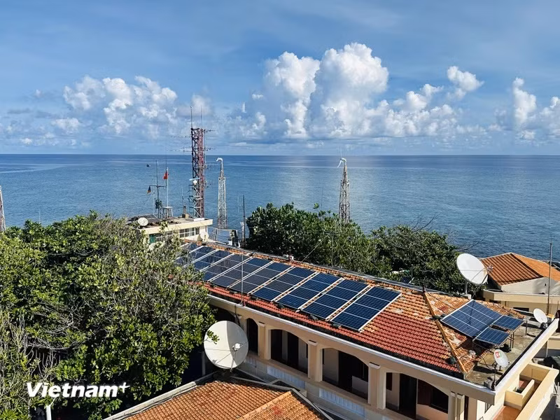 Nhiều máy phát điện gió và năng lượng mặt trời được lắp đặt trên Đảo An Bang. (Ảnh: Thùy Giang/Vietnam+)