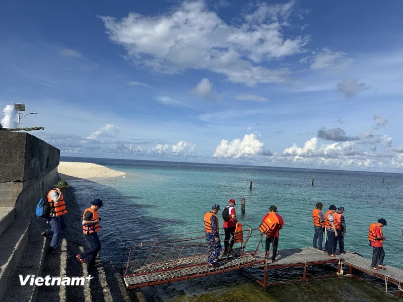 Đảo An Bang đa phần quanh năm sóng vỗ dữ dội, những thuyền lớn không thể cập bờ, để vào đảo phải dùng xuồng nhỏ "bơi” trên những con sóng cao vài mét, cập bến bằng biện pháp kéo dây. (Ảnh: Thùy Giang/Vietnam+)