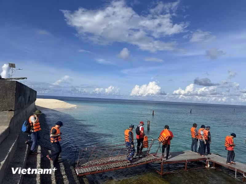 Đảo An Bang đa phần quanh năm sóng vỗ dữ dội, những thuyền lớn không thể cập bờ, để vào đảo phải dùng xuồng nhỏ "bơi” trên những con sóng cao vài mét, cập bến bằng biện pháp kéo dây. (Ảnh: Thùy Giang/Vietnam+)
