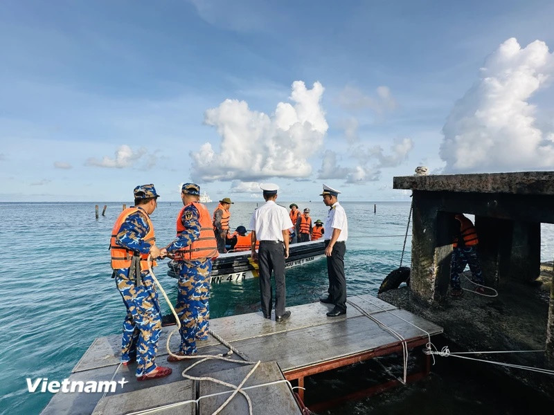 Nằm ở vị trí tiền tiêu, điều kiện thiên nhiên khắc nghiệt nên đảo thành lập một đội quân đặc biệt gồm những chiến sĩ rất thiện chiến về bơi lội, chịu trách nhiệm đón đưa khách và vận chuyển hàng hóa, kéo xuồng để giúp những chuyến vào ra đảo được an toàn. (Ảnh: Thùy Giang/Vietnam+)