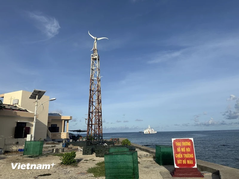 Đảo An Bang có nhà ở, nhà làm việc kiên cố vững chắc với hệ thống năng lượng gió, năng lượng mặt trời... (Ảnh: Thùy Giang/Vietnam+)