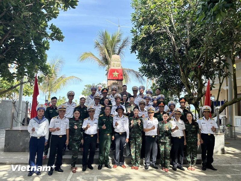 Các thành viên Đoàn công tác số 21 năm 2024 chụp ảnh lưu niệm với cán bộ chiến sĩ Đảo An Bang. (Ảnh: Thùy Giang/Vietnam+)