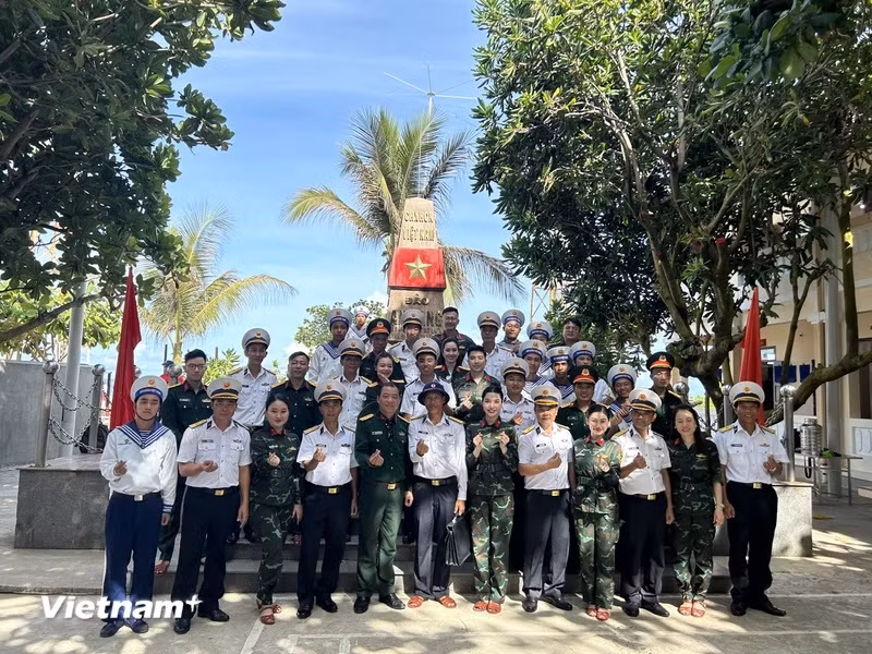 Các thành viên Đoàn công tác số 21 năm 2024 chụp ảnh lưu niệm với cán bộ chiến sĩ Đảo An Bang. (Ảnh: Thùy Giang/Vietnam+)