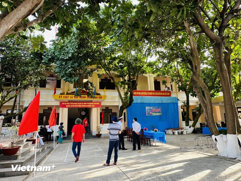 Đảo đã không phụ công người, sau những tháng năm lao động miệt mài của các chiến sĩ, đảo An Bang từ bãi đá san hô trở thành một hòn đảo xanh tươi, rợp bóng mát của các loại cây bàng vuông, phong ba... (Ảnh: Thùy Giang/Vietnam+)