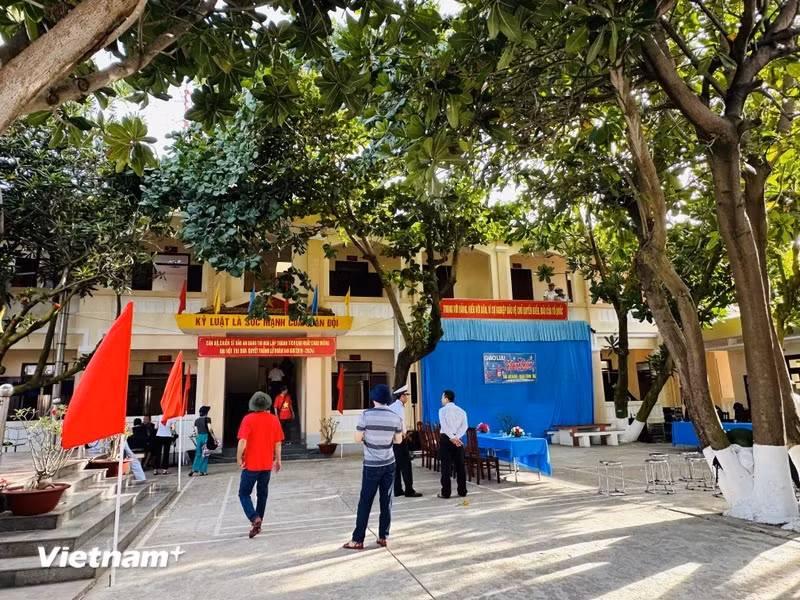 Đảo đã không phụ công người, sau những tháng năm lao động miệt mài của các chiến sĩ, đảo An Bang từ bãi đá san hô trở thành một hòn đảo xanh tươi, rợp bóng mát của các loại cây bàng vuông, phong ba... (Ảnh: Thùy Giang/Vietnam+)