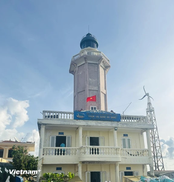 Tháp hải đăng nổi bật trên đảo An Bang. (Ảnh: Thùy Giang/Vietnam+)