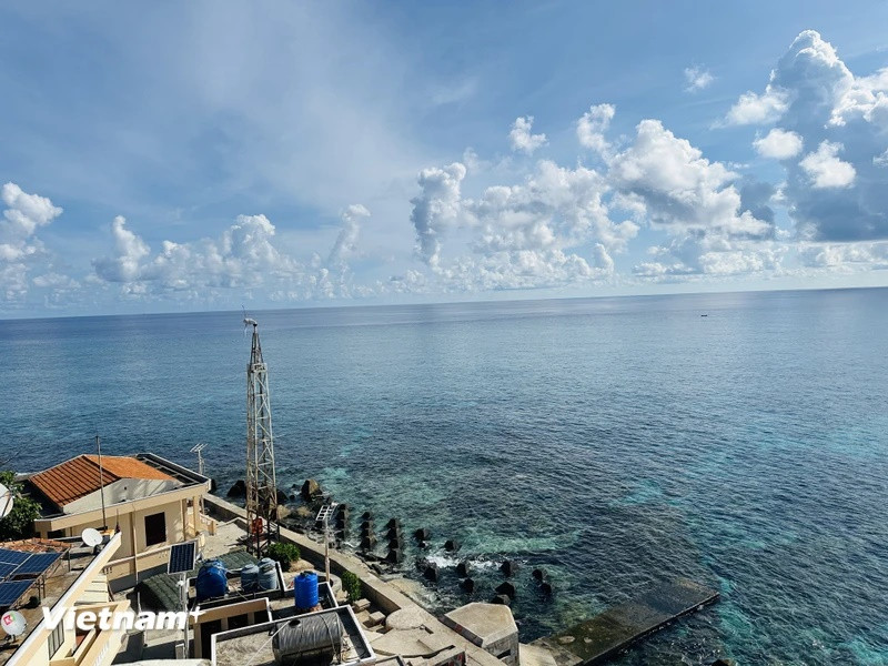 Vẻ đẹp của Đảo An Bang nhìn từ trên cao ở khu vực Trạm Hải đăng. (Ảnh: Thùy Giang/Vietnam+)