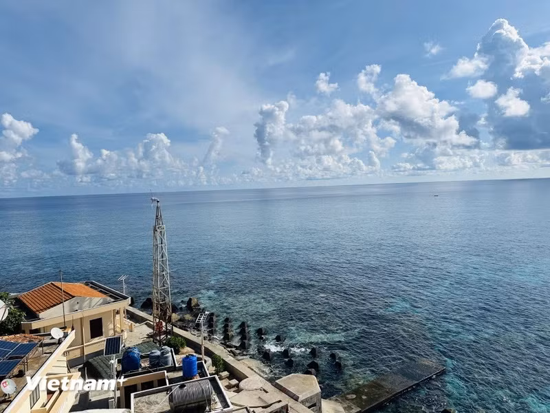 Vẻ đẹp của Đảo An Bang nhìn từ trên cao ở khu vực Trạm Hải đăng. (Ảnh: Thùy Giang/Vietnam+)