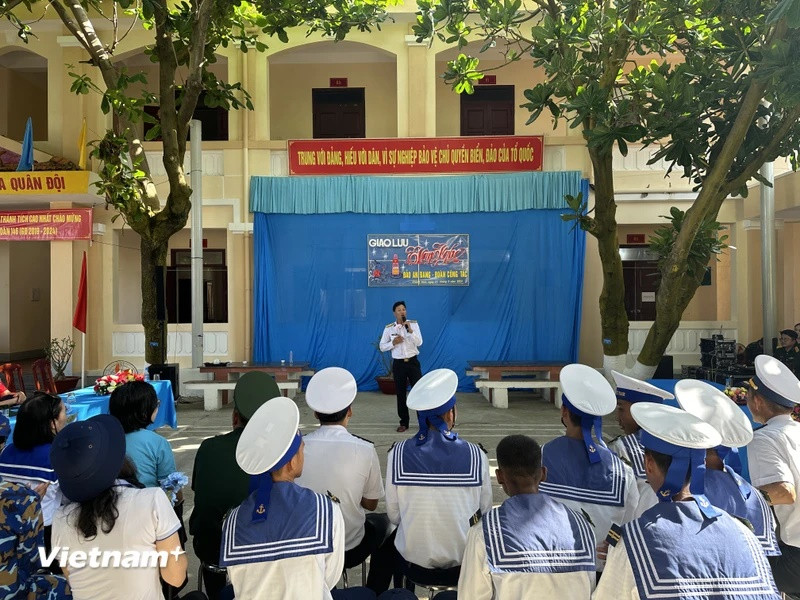 Giao lưu văn nghệ giữa Đoàn công tác số 21 năm 2024 và các chiến sĩ trên Đảo An Bang dưới bóng những cây bàng xanh mát. (Ảnh: Thùy Giang/Vietnam+)