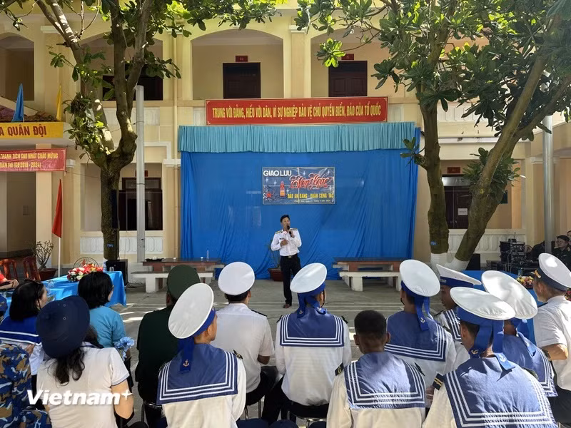 Giao lưu văn nghệ giữa Đoàn công tác số 21 năm 2024 và các chiến sĩ trên Đảo An Bang dưới bóng những cây bàng xanh mát. (Ảnh: Thùy Giang/Vietnam+)