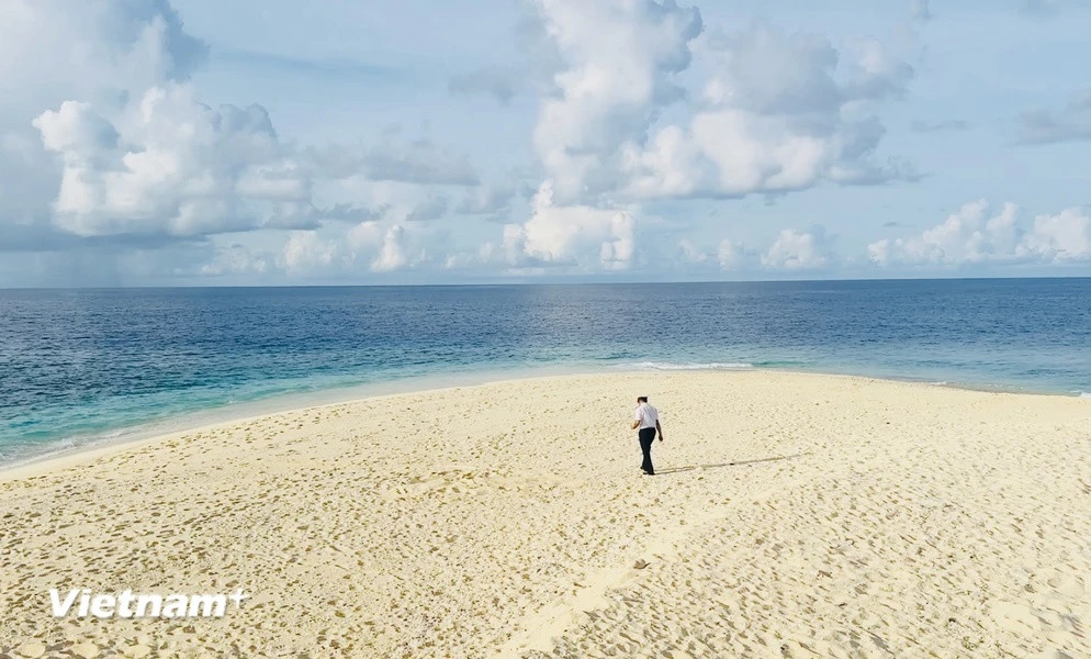 Bãi cát trắng tuyệt đẹp trên Đảo An Bang. Chỉ cần gió cấp 3, 4 thì những chuyến tàu cập đảo cũng gặp rất nhiều khó khăn, những ngày đó, cán bộ chiến sĩ đảo An Bang chờ sẵn để đón xuồng, nhận lấy dây thừng từ xuồng rồi hợp sức kéo lên bãi cát. (Ảnh: Thùy Giang/Vietnam+)
