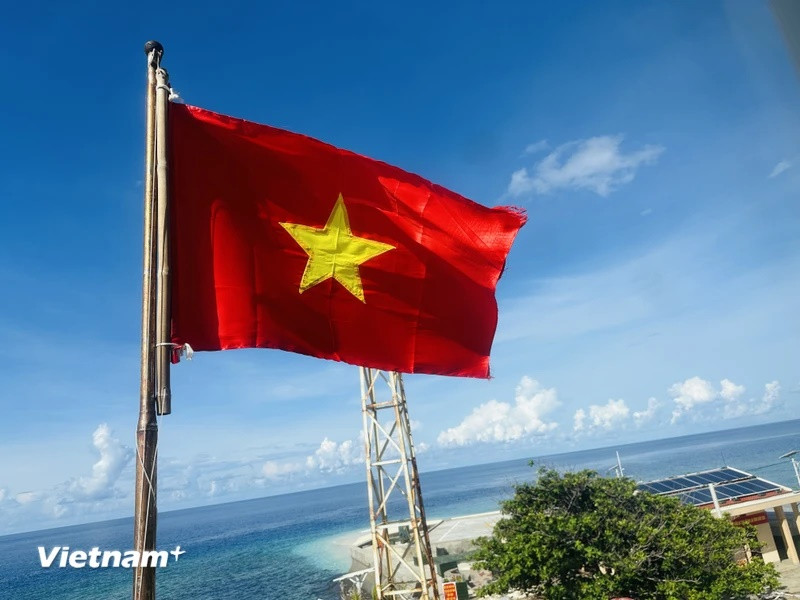 Lá cờ Tổ quốc tung bay trên Trạm Hải đăng An Bang. (Ảnh: Thùy Giang/Vietnam+)