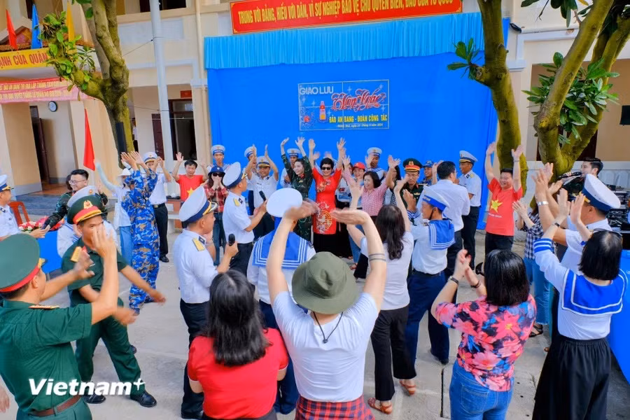 Các thành viên của Đoàn công tác số 21 năm 2024 giao lưu văn nghệ với các chiến sĩ trên đảo. (Ảnh: Thu Minh/Vietnam+)