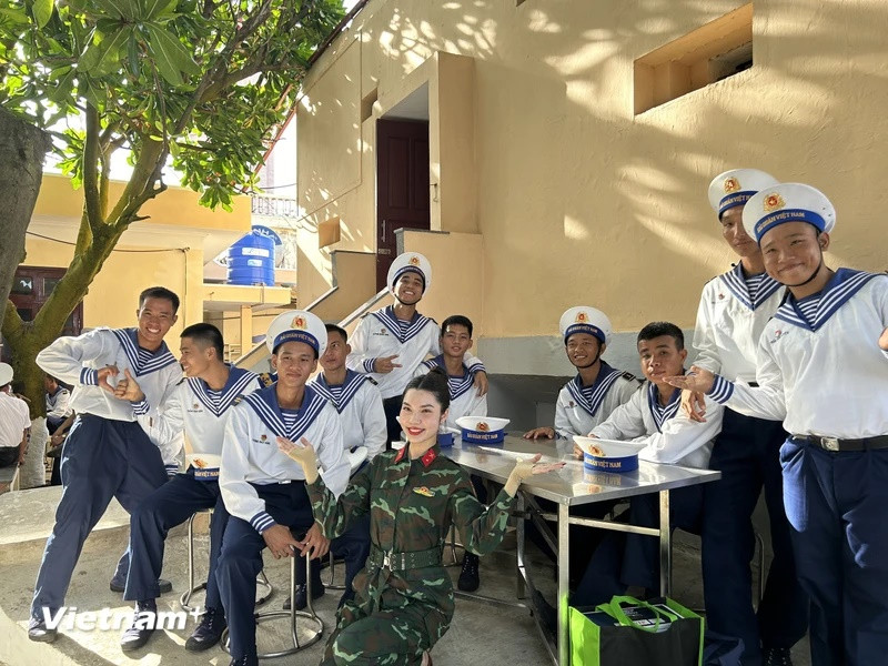 Cán bộ, chiến sĩ trên đảo luôn đoàn kết, chủ động, sáng tạo, phát huy ý chí tự lực tự cường. (Ảnh: PV/Vietnam+)