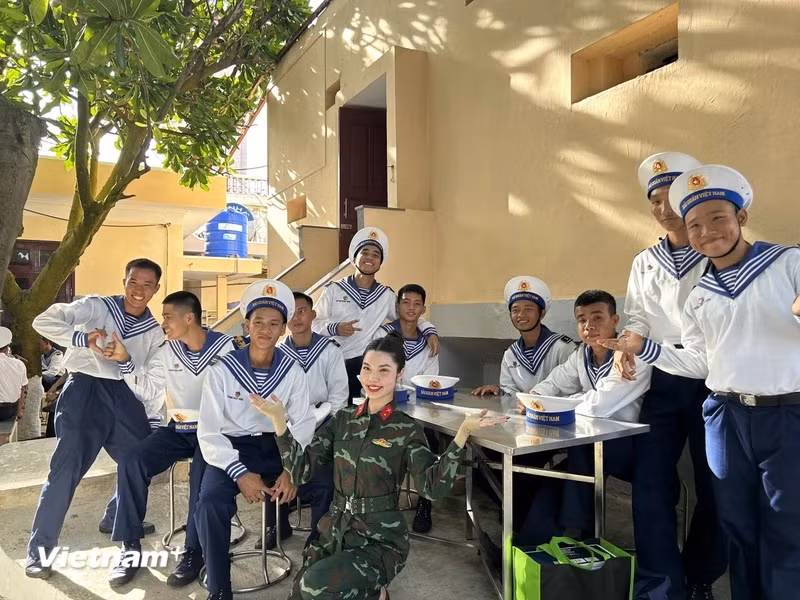 Cán bộ, chiến sĩ trên đảo luôn đoàn kết, chủ động, sáng tạo, phát huy ý chí tự lực tự cường. (Ảnh: PV/Vietnam+)