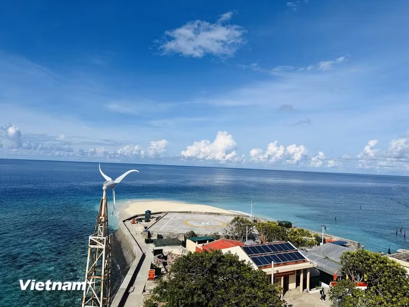 An Bang còn có một tên gọi khác là đảo Đồng Hồ, vì dưới chân đảo thường nổi lên bãi cát nhỏ di chuyển theo mùa, chạy vòng quanh. Theo chu kỳ, bãi cát di chuyển hết một vòng là tròn một năm. (Ảnh: Thùy Giang/Vietnam+)