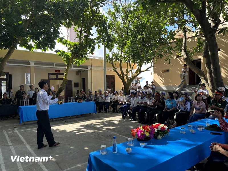 Các chiến sĩ trên Đảo An Bang biểu diễn văn nghệ. (Ảnh: Thùy Giang/Vietnam+)