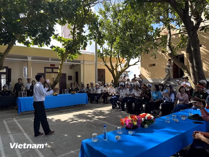 Các chiến sĩ trên Đảo An Bang biểu diễn văn nghệ. (Ảnh: Thùy Giang/Vietnam+)