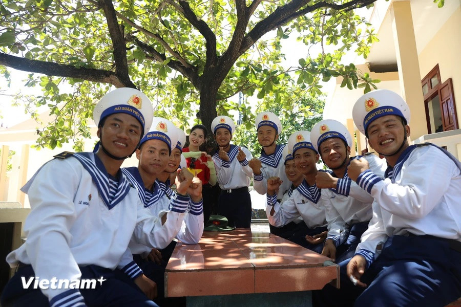Những người lính trẻ làm nhiệm vụ trên Đảo An Bang với nụ cười rạng rỡ. (Ảnh: PV/Vietnam+)