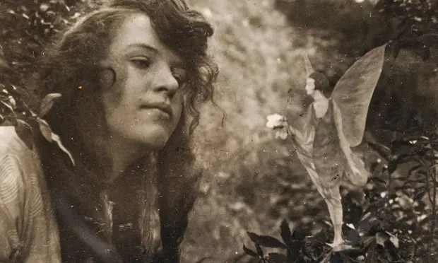 Frances và Elsie trước đó đã mượn máy ảnh của Arthur Wright để chụp lại những khoảnh khắc vui đùa với nhau. Ông Arthur là cha của Elsie. Sau khi nhận lại máy ảnh, ông kiểm tra và phát hiện hình ảnh những nàng tiên chơi đùa cùng Frances.