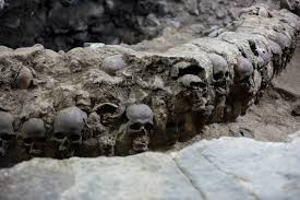 Căn cứ vào những ghi chép, sử liệu về nền văn minh Aztec, giới nghiên cứu xác định tháp đầu lâu là một phần của Huey Tzompantli - một cấu trúc đáng sợ có từ thế kỷ 15.