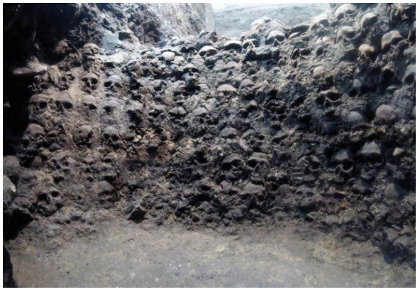 Các nhà nghiên cứu đã kiểm tra tháp đầu lâu và phát hiện có nhiều hộp sọ thuộc về phụ nữ và trẻ em.