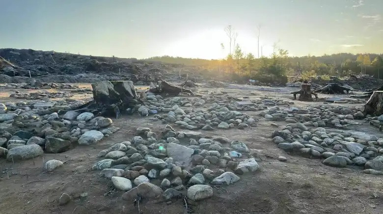 Hài cốt của những đứa trẻ này được tìm thấy bên cạnh những chiếc bình gốm được chế tác tinh xảo. Tuy nhiên, trải qua nhiều thế kỷ, những chiếc bình này bị vỡ thành nhiều mảnh.